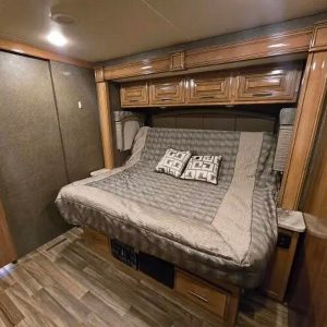 2019 Thor Motor Coach Miramar 37 1