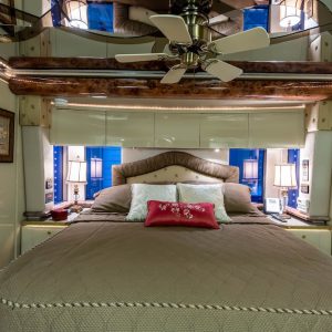 2006 Prevost Featherlite H3-45 Triple Slide